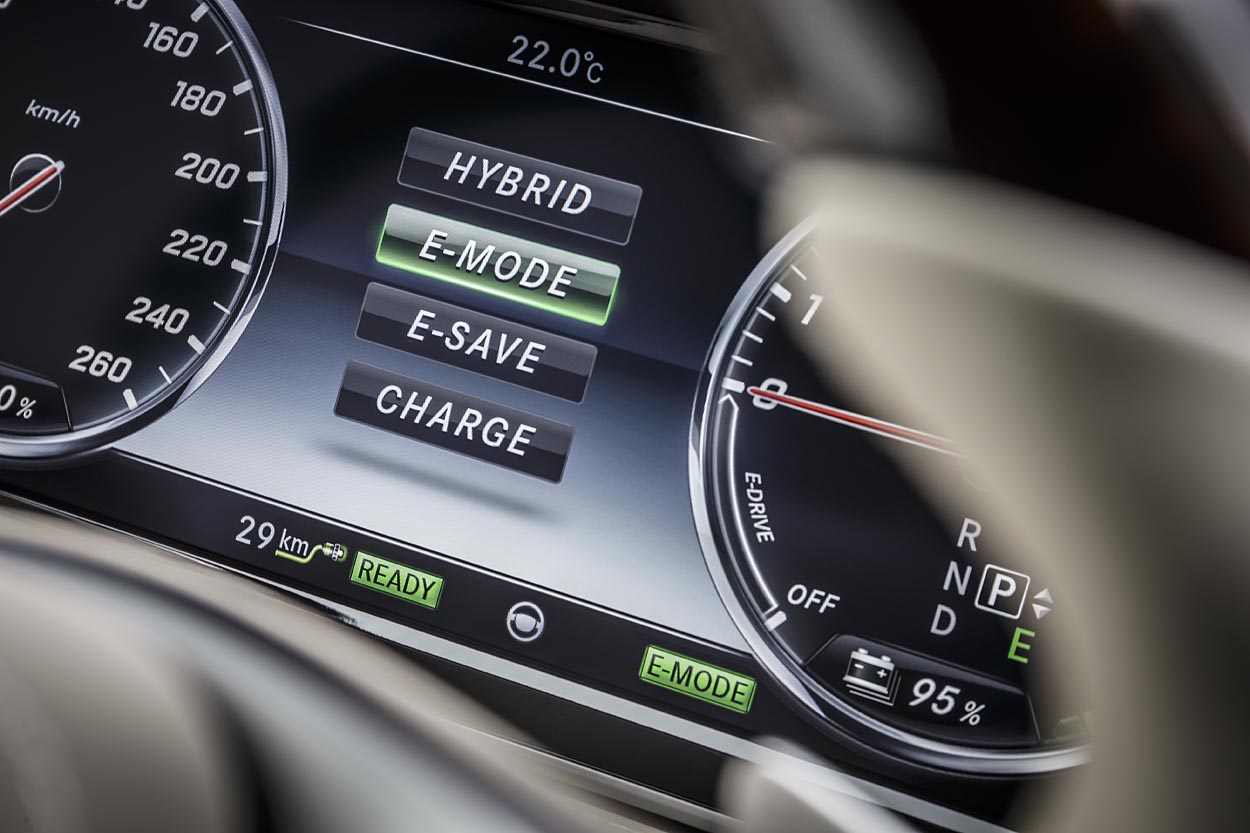 Man kan skifte mellem fire køreprogrammer. Hybrid er der, hvor bilen selv styrer det hele, E-mode er ren eldrift, E-save gemmer strømmen til senere brug, og Charging beder benzinmotoren drive en generator.