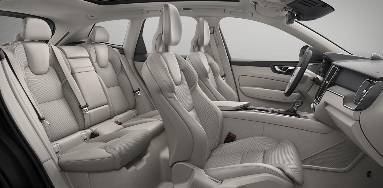 Volvo XC60 er en fempersoners bil med fire meget fine pladser og en acceptabel plads midt på bagsædet. Med lyst læder har kabinen et dejligt skandinavisk, lyst design.