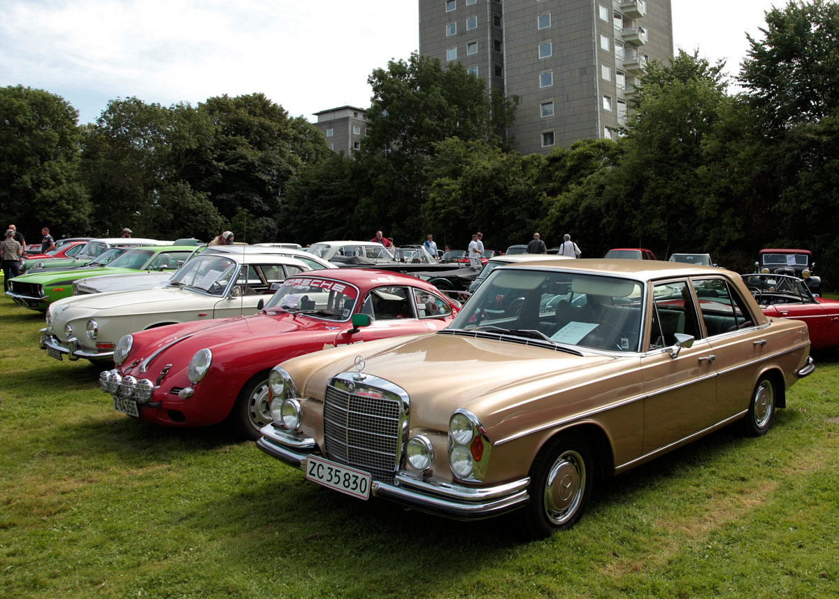 Vil du se på andet end racerbiler er der også den historiske bilpark, ud over at være et sted du kan parkere gratis, kan du også se på en masse klassikere. Foto: MotorClassic