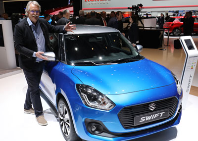 Motors biltekniske redaktør Søren W. Rasmussen ved Suzuki Swift, der er et af eksemplerne på Genève-udstillingen på individualiseringen af biler. Foto: Karsten Meyland Lemche