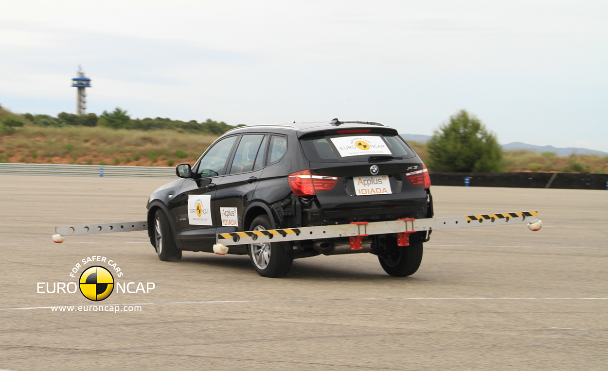 Især de store SUV-biler drager fordel af ESC-systemet. På grund af deres høje tyngdepunkt er de mere tilbøjelige til at vælte ved udskridninger end almindelige biler. Her fra Euro NCAPs crashtest.