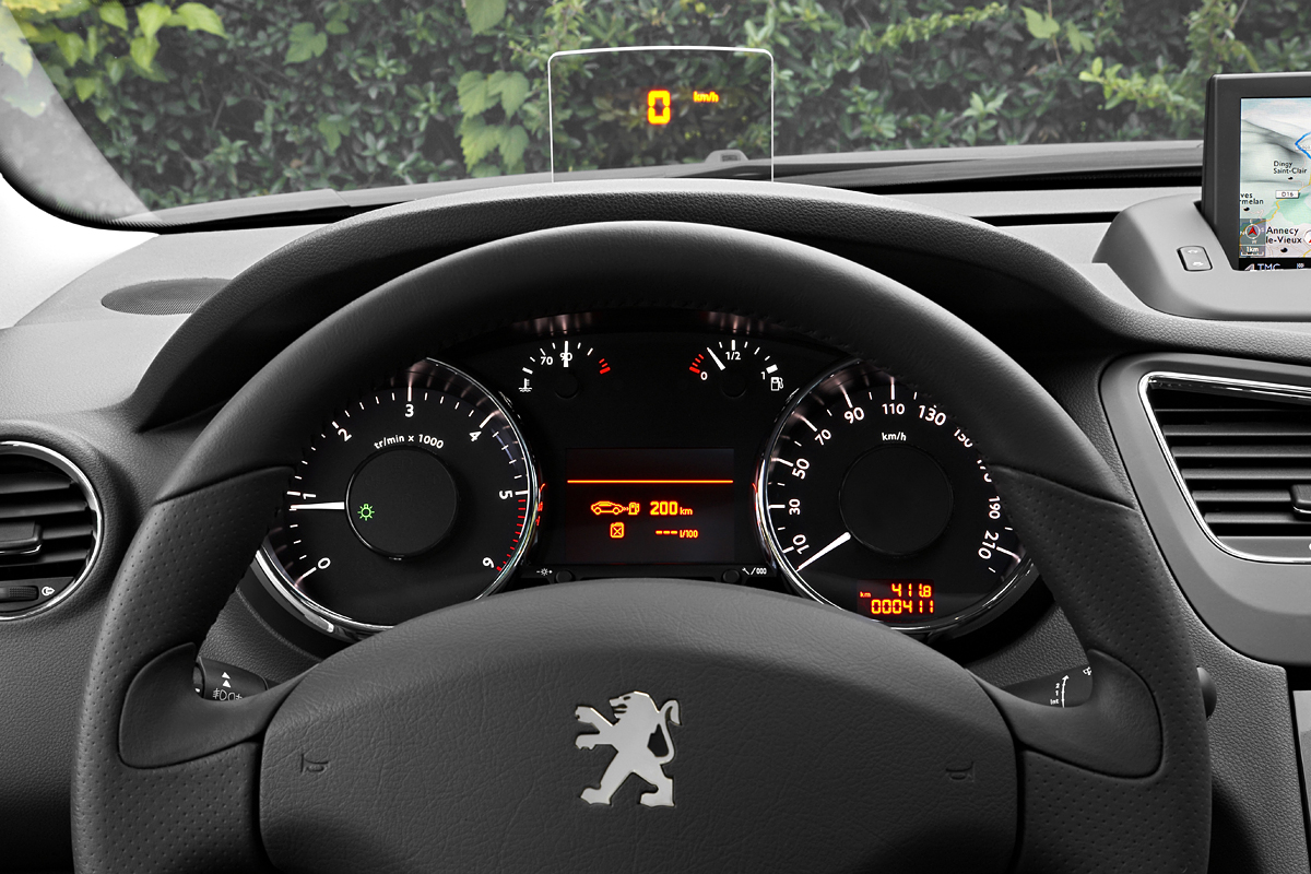 På udstyrssiden findes bl.a. head-up-display, hvor hastigheden vises på en lille skærm ved forruden, så den kan aflæses uden at fjerne blikket fra vejen.