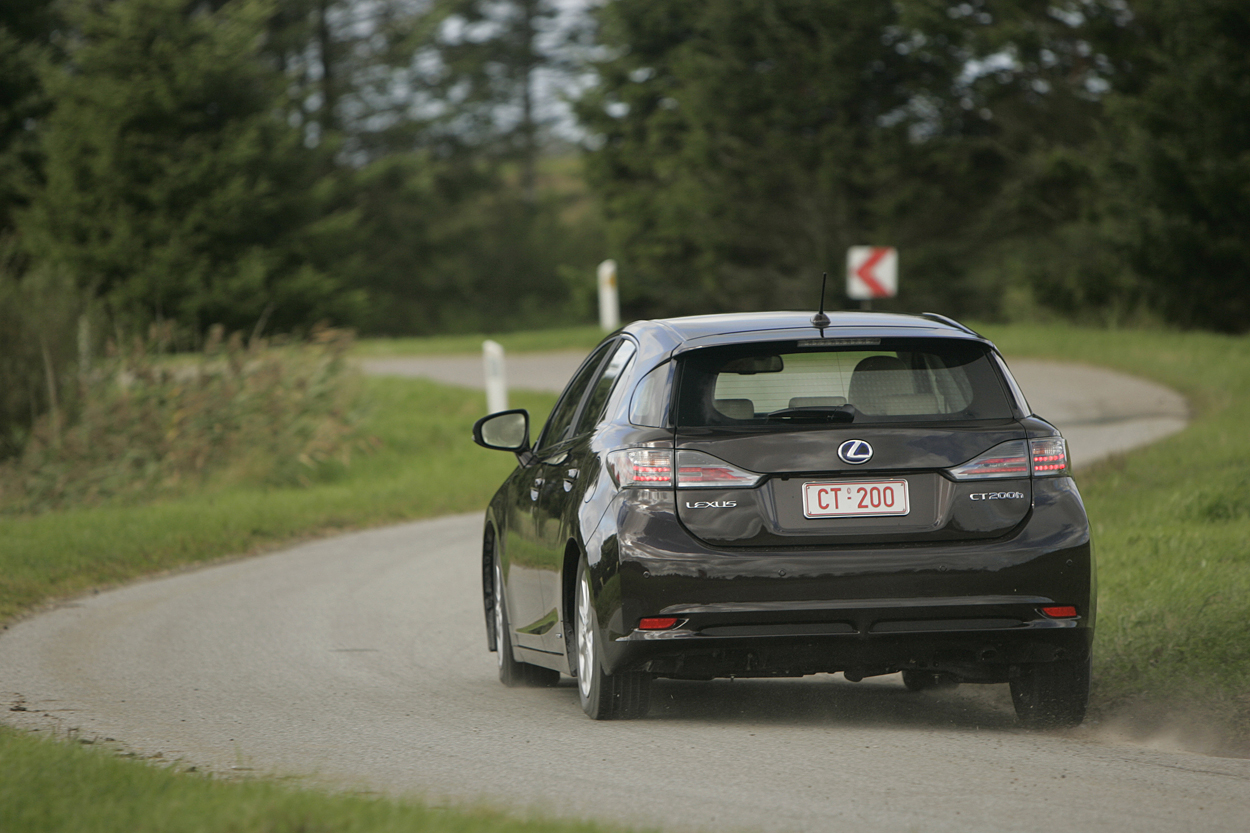 Lexus CT 200h kører utrolig præcist uden krængning, men har ikke mistet affjedringskomforten.