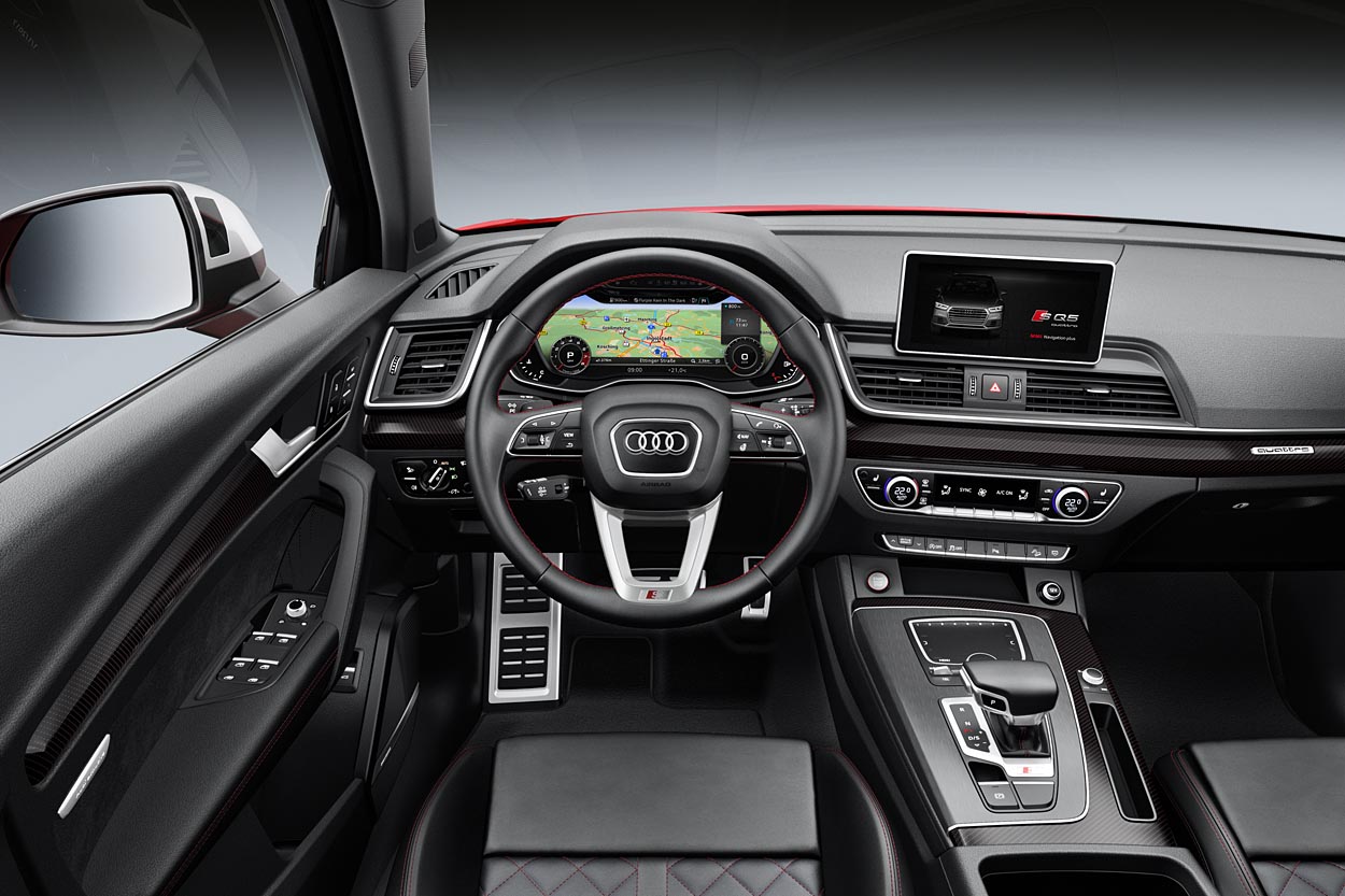 Førerpladsen er i typisk Audi-stil: Masser af sort og krom, men her er der tilføjet en lille liste i karbon-fibre. Instrumenthuset er udformet som en stor skærm, der kan skifte visning efter førerens ønsker.