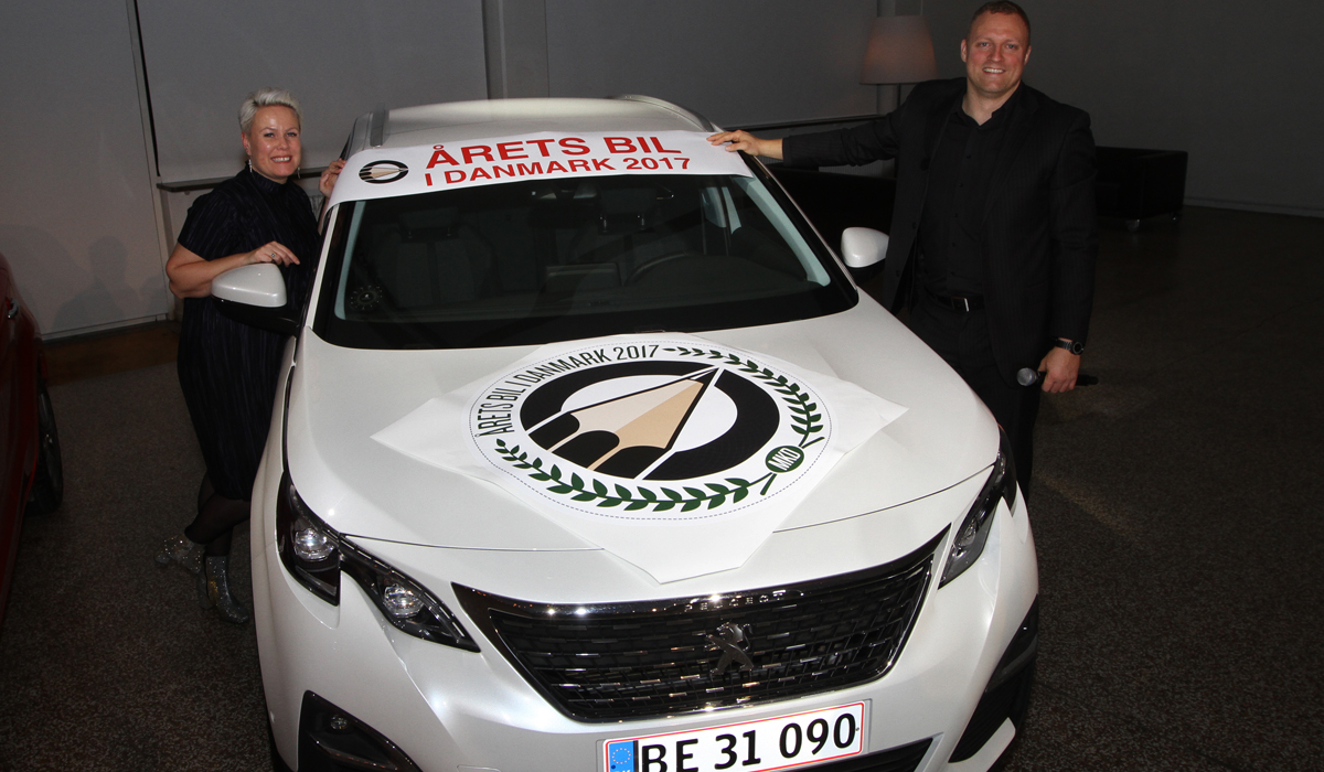 Informationschef hos Peugeot, Hanne Sommer, modtager prisen fra formanden for MKD, Ebbe Sommerlund. Fotos: Torben Arent