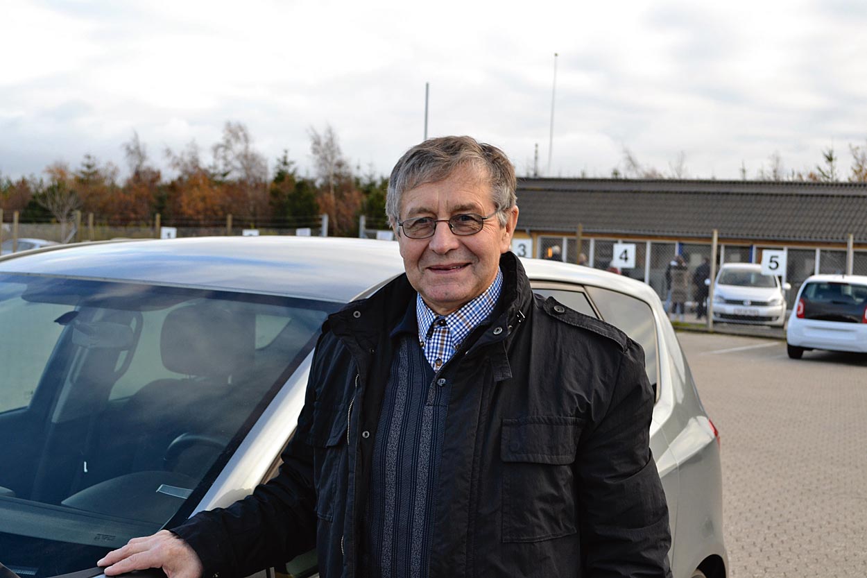 Jørgen Andersen, 70 år: Det er spændende at få genopfrisket sin kørsel, og det var godt at køre i trafikken med en kørelærer. Der er kommet tosporede rundkørsler, siden jeg fik kørekort, og der er meget andet, der er ændret gennem tiden. Jeg har lige fået fornyet mit kørekort. Jeg var ikke nervøs for prøverne, og det gik fint med hørelsen og synet. Det er helt rimeligt, at man skal til lægen for at få fornyet kørekortet, men jeg synes måske godt, man kan sætte alderen ned til 65 år. Jeg kender folk, der kører ad h... til, og to i min omgangskreds mistede kørekortet efter lægebesøget.