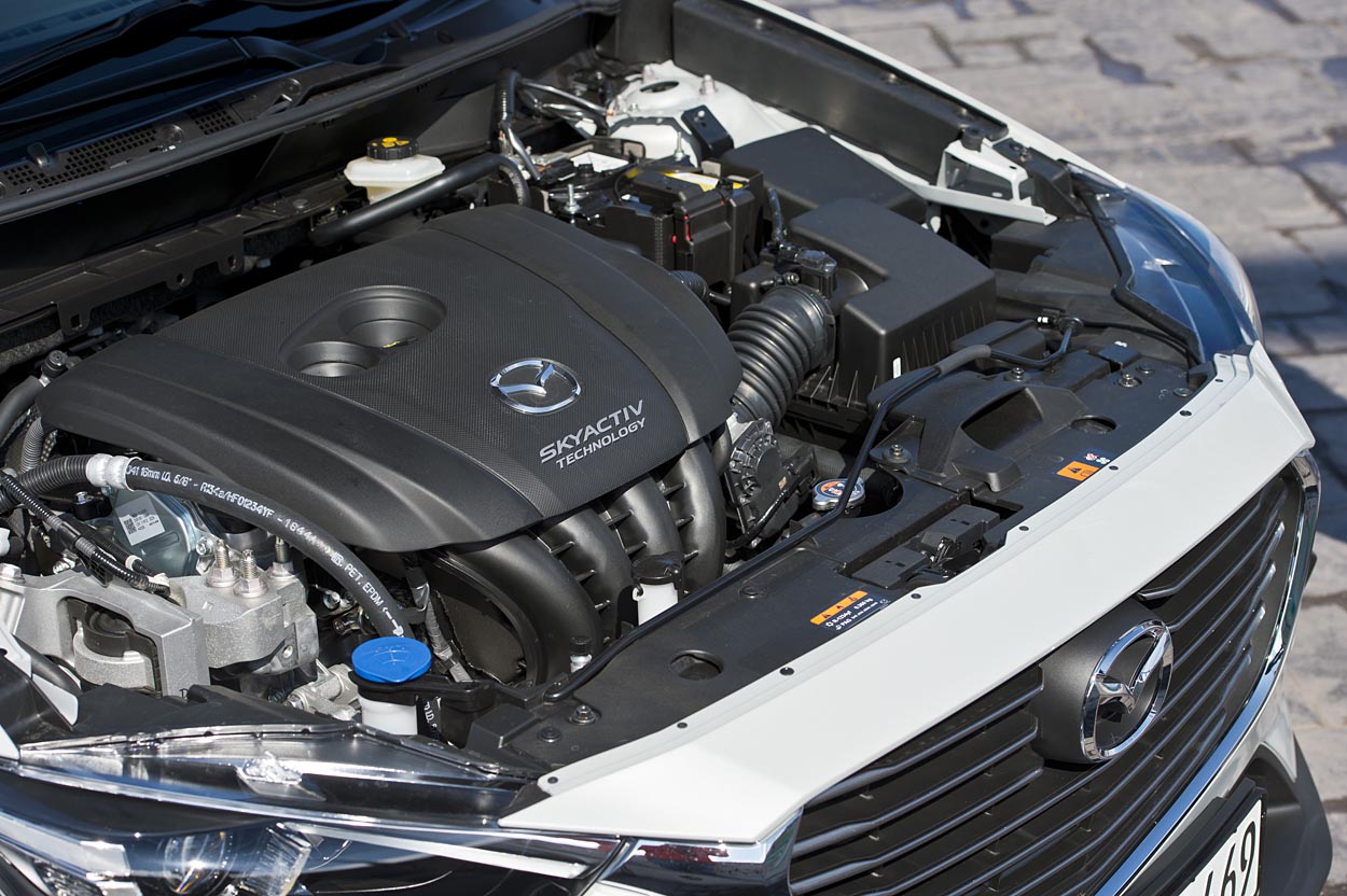 CX-3 findes kun med enten en toliters benzinmotor eller en 1.5-liters dieselmotor  begge baseret på Mazdas egen Skyactiv-teknologi.