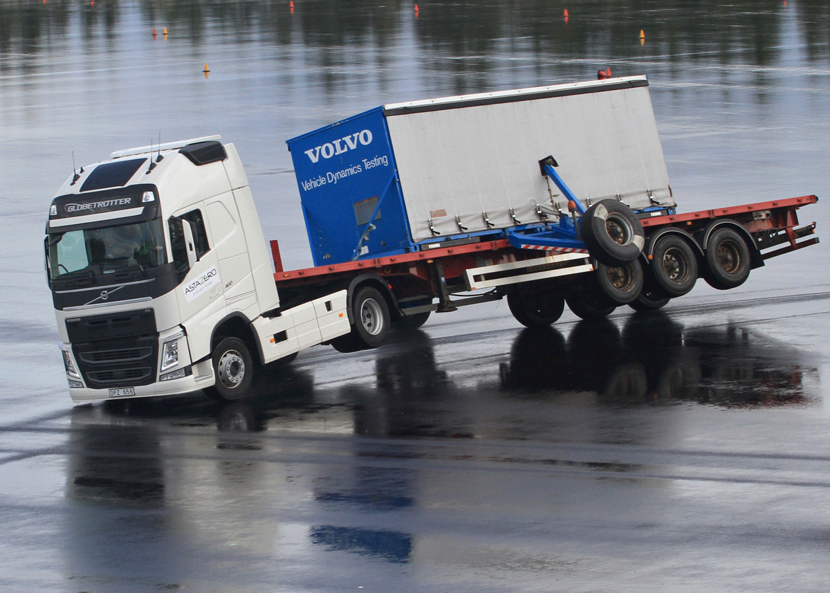 Der er f.eks. plads til, at store lastbiler kan foretage drabelige manøvrer ved høj fart.