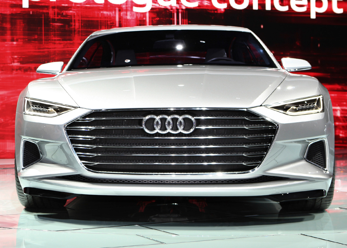 En stor mund i form af grill'en sammenknebne "øjne" kendetegner Audis konceptbil Prologue, der viser en delvis ny stil for mærket. Foto: Audi