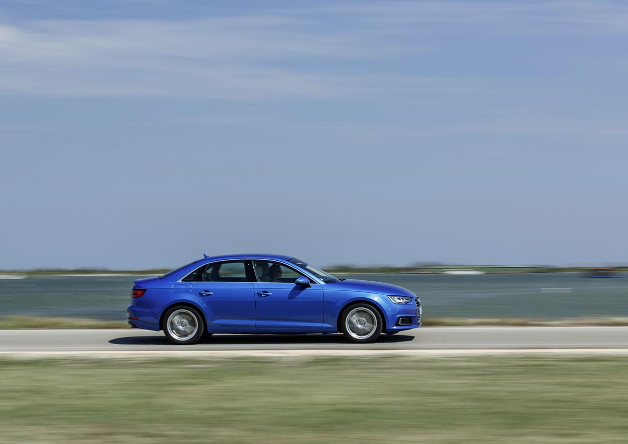 Audi A4 er vokset i både længde og akselafstand og byder derfor på meget bedre pladsforhold i kabinen end før.