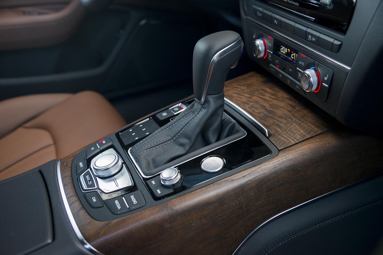 I den nye generation af Audi A6 er det gamle trinløse multitronic-gear erstattet af en helt ny syvtrins S tronic-gearkasse, som er af dobbeltkoblingstypen.