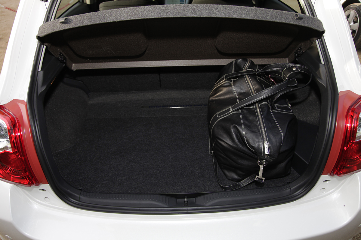 Nikkel-metalbatteriet fylder godt op i bagagerummet, der kun rummer 279 liter. Batteriet er dimensioneret til hele bilens levetid .