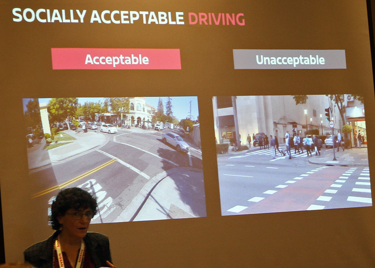 Antropolog hos Nissan, Melissa Cefkin, påpeger det komplicerede i, hvordan førerløse biler og fodgængere/cyklister skal 'forhandle' med hinanden. Og selv om færdselsregler kan være nogenlunde ens i lande, er trafikkulturen ofte enormt forskelligt. Og dermed også hvad der er socialt acceptabelt. Foto: Torben Arent 