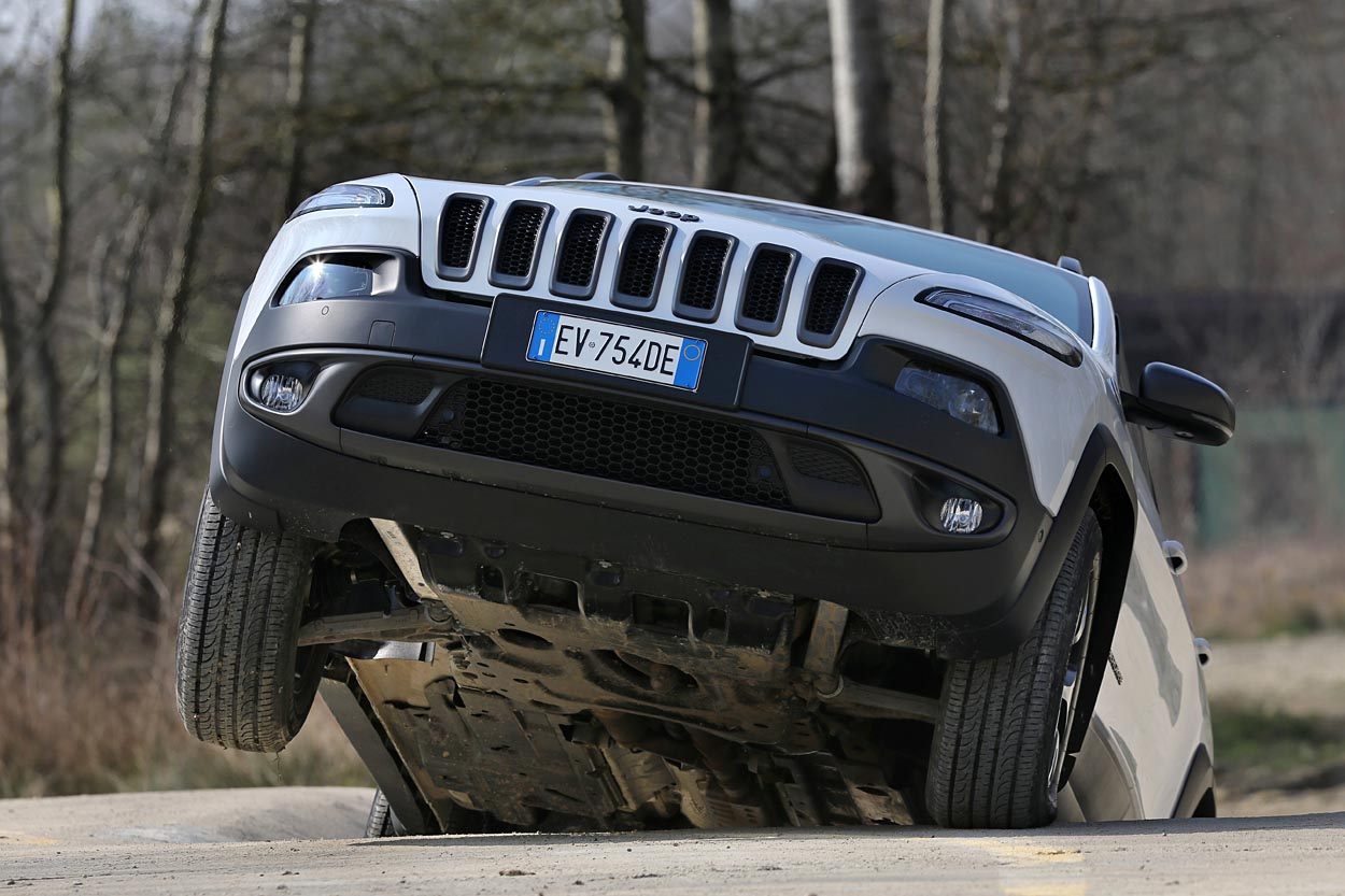 I den særlige Trailhawk-version, hvor alle 4x4-systemer er hældt på, er Jeep Cherokee et fuldblods terrænkøretøj som få.