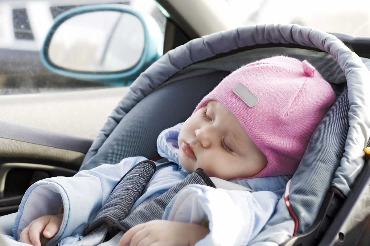 Ud over at det er livsfarligt for babyen, så kan koste et klip i kørekortet, hvis du placerer en bagudvendt barnestol foran en passagerairbag, der ikke er frakoblet.