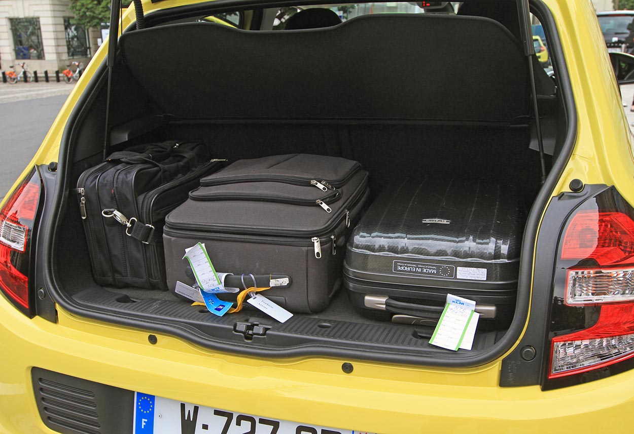 Bagagerummet er meget reelt og rummer 188 liter bag bagsædet i normalposition. Gulvet ligger højt, men mens to-tre kabinekufferter kan stå på højkant i en Toyota Aygo, kan det samme antal ligge ned i Twingo. 