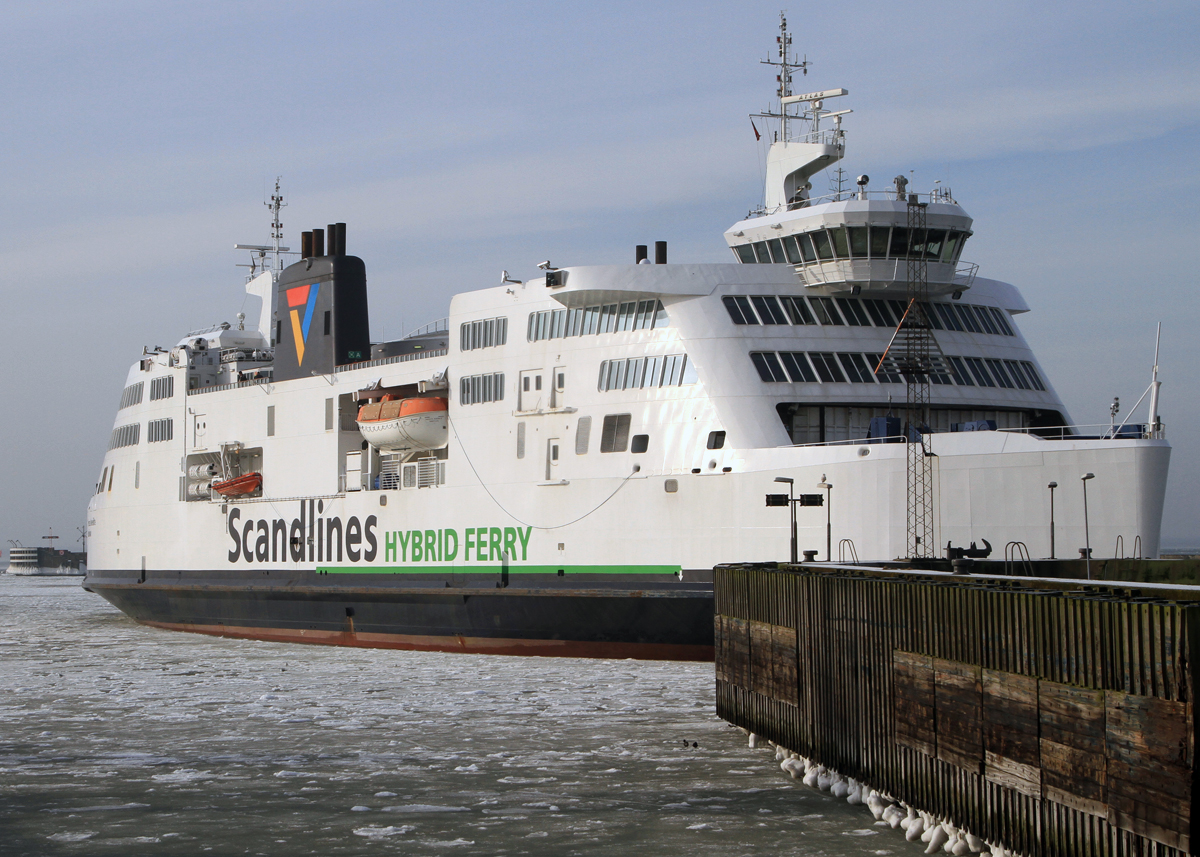 M/F Prinsesse Benedikte er verdens første, større hybridfærge. Den grønne skrift gør reklame for projektet. De tre andre Rødby-Puttgarden-færger ombygges inden sommerferie.