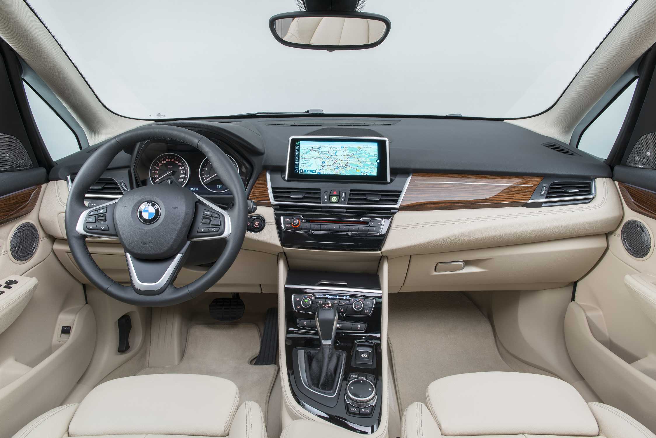 Også kabinedesignet følger BMWs velkendte mønster. Standardudstyret bliver dog noget mere beskedent end på billedet.