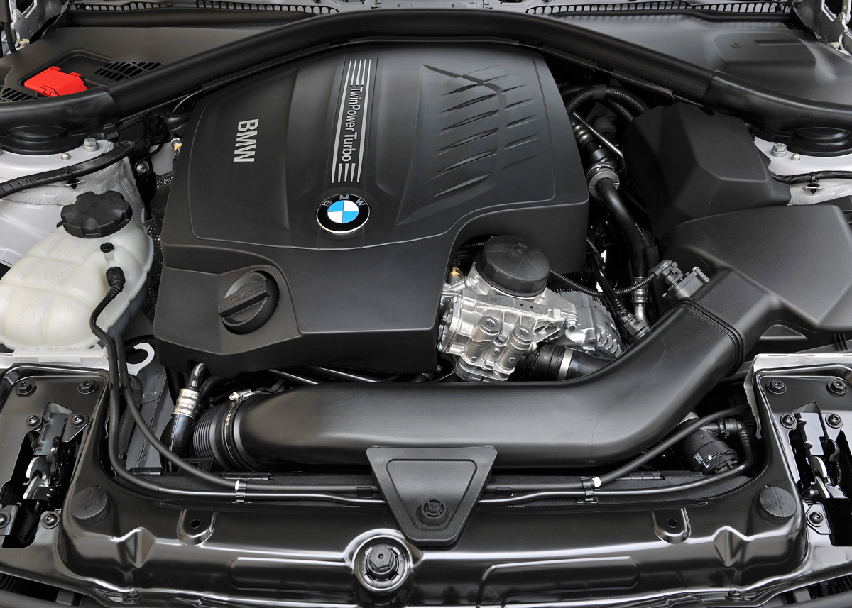 I vanlig BMW-stil er motoren langsliggende. Den trækker på baghjulene, men alle versioner kan også bestilles med firehjulstræk.