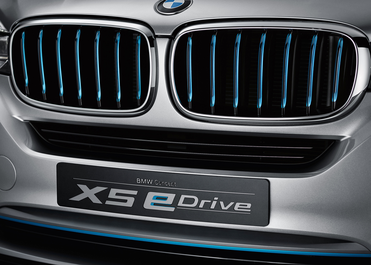 Blålige ribber i de kendte BMW-nyrer indikerer, at der her er tale om en blå (grøn) bil.