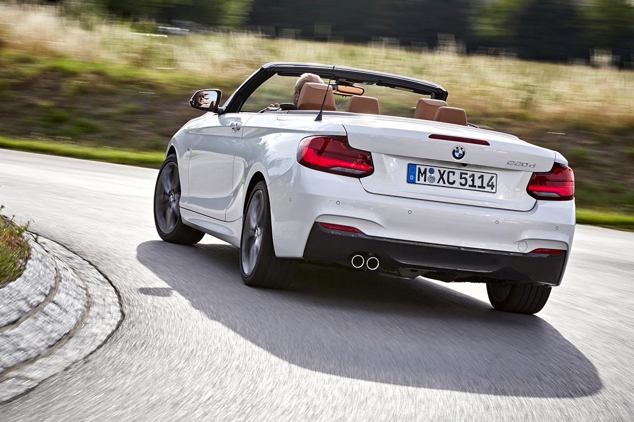 BMWs 2-serie har fået et omfattende facelift med ny front, nye lygter og et helt nydesignet instrumentbor. Foto: BMW