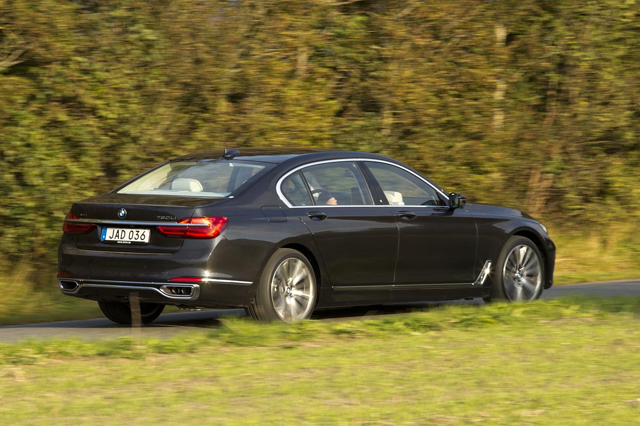 BMW 7-serien er en stor bil, men den er nem at manøvrere og kører behageligt nærmest uanset underlag.