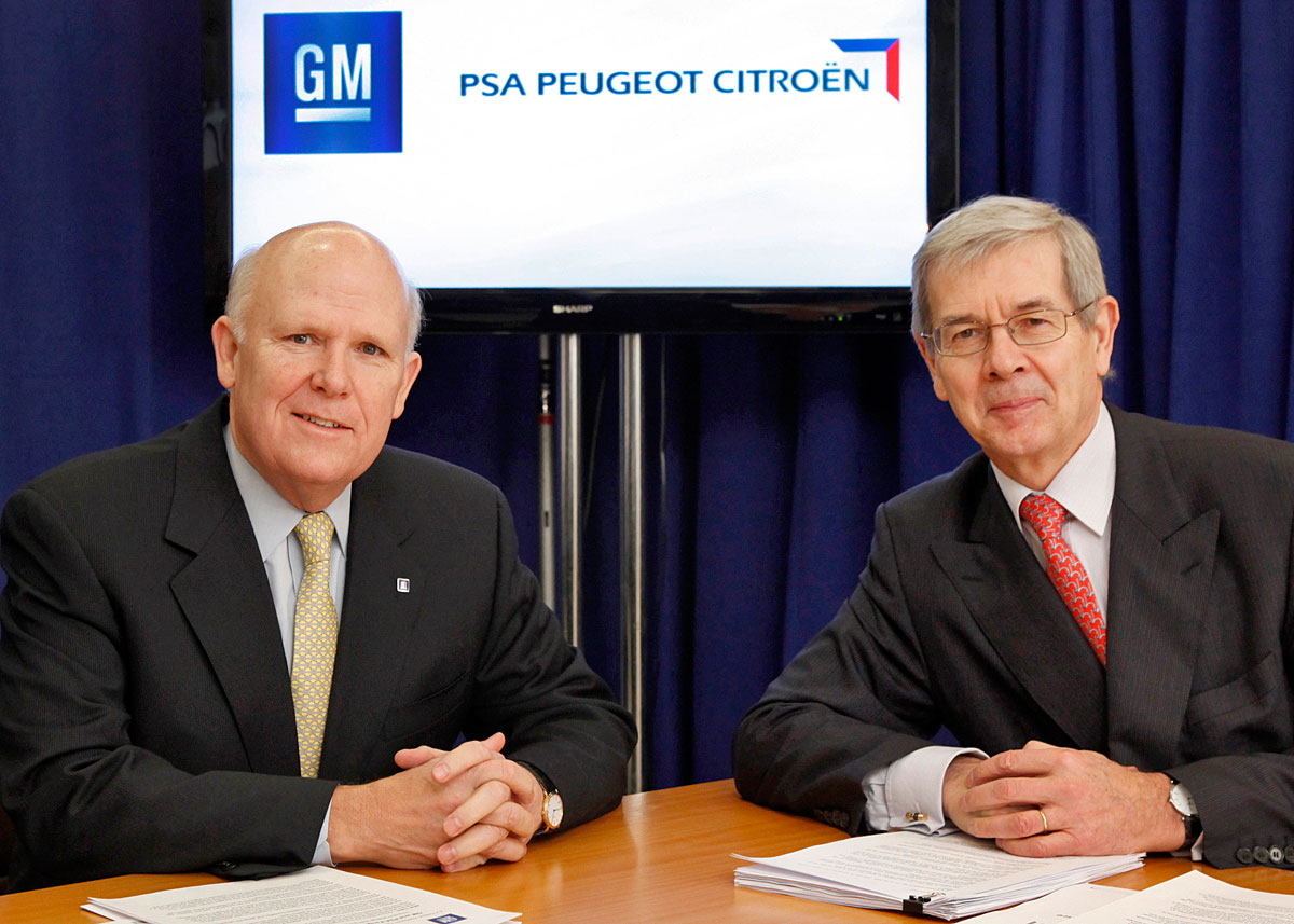 General Motors øverste chef, Dan Akerson (til venstre) og PSA Peugeot Citroën-boss Philippe Varin offentliggjorde og underskrev samarbejdet i New York 29. februar.