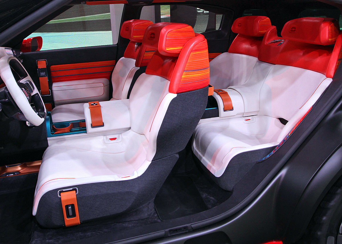 Der er fire skålformede sæder i konceptbilen, som er præget af stærke og friske farver i kabinen. 