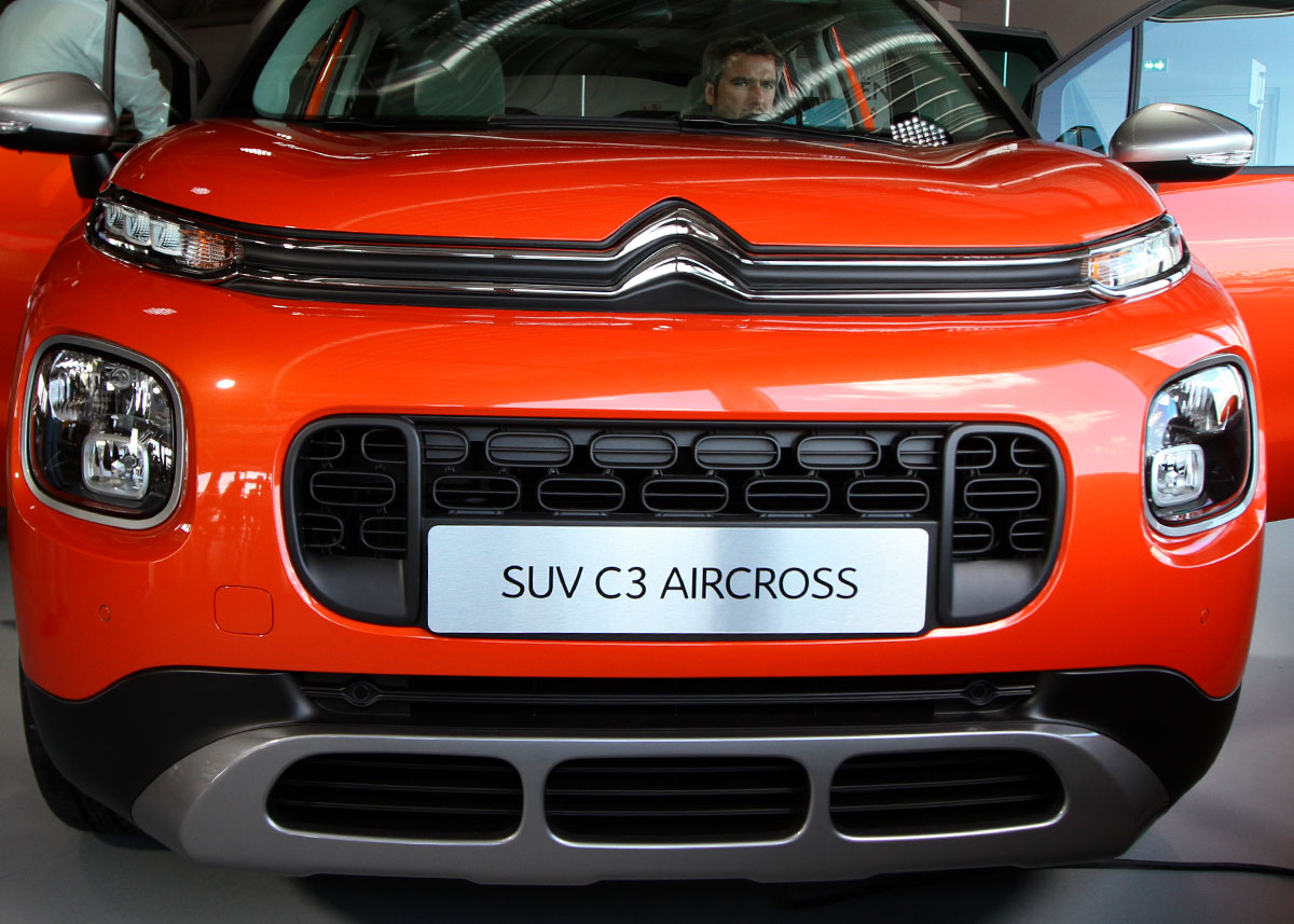 Der sker mange ting på fronten af C3 Aircross; lygterne i to etager, hvoraf de nederste i sig selv har et ret kompliceret layout, den særlige grill og det kraftige SUV-skjold. Citroën er så forhippet på at mene, at bilen er en SUV, at de forjættede tre bogstaver halvvejs indgår i bilens navn.