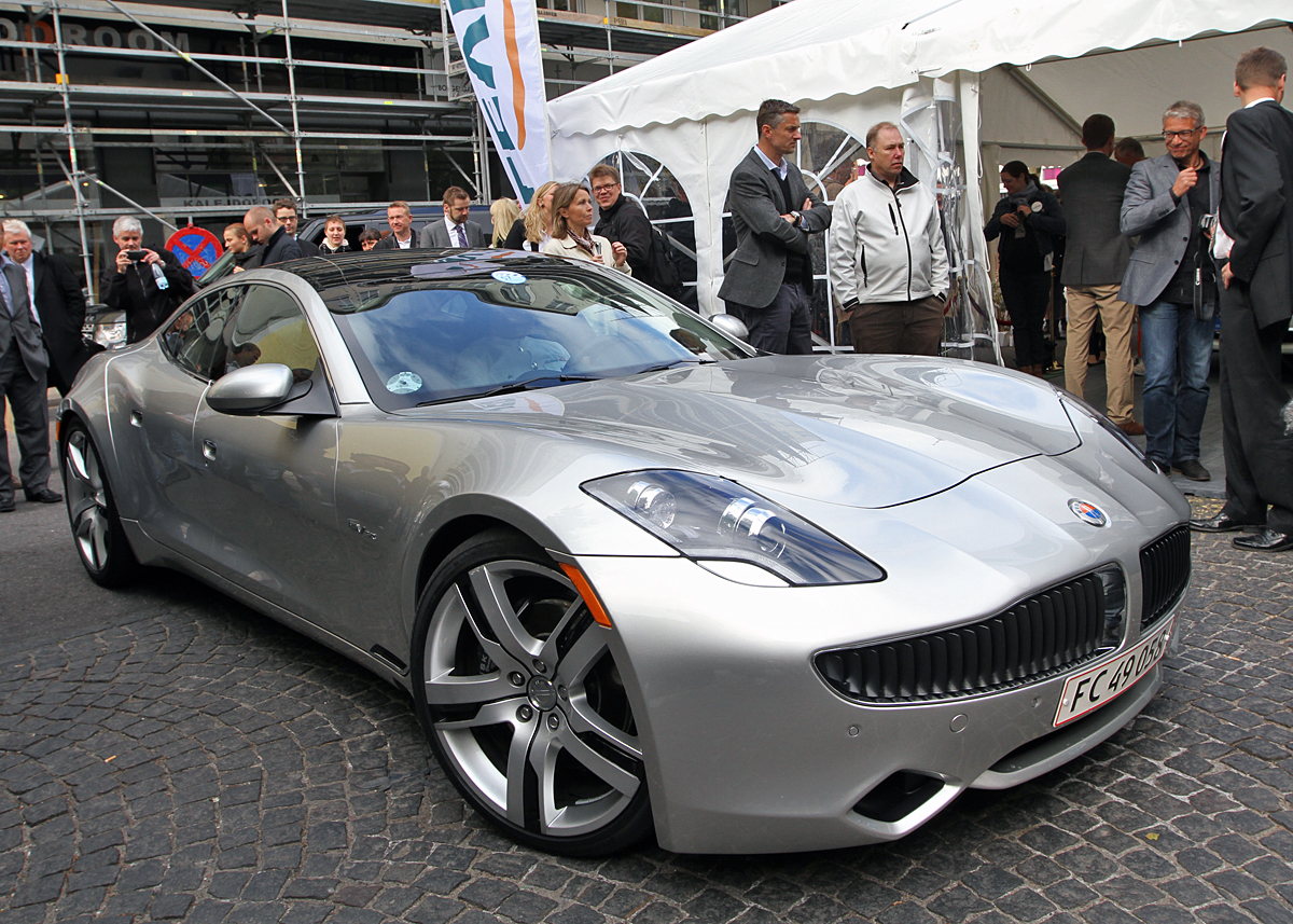 Kronprins Frederik kom meget passende til indvielsen i sin opladningshybrid, Fisker Karma - med chauffør.