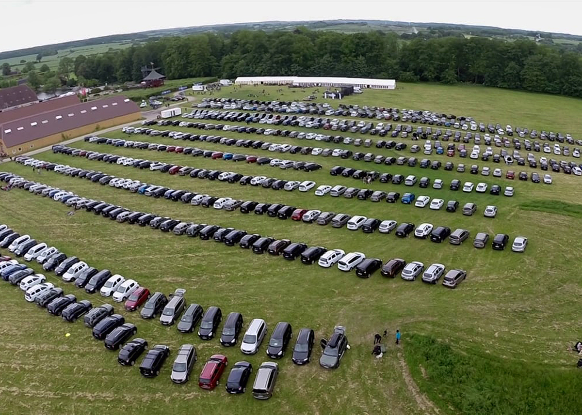 900 Dacia-biler ventes til træf på Fyn midt i juni - med omkring 3.600 personer. Foto: Renault Danmark