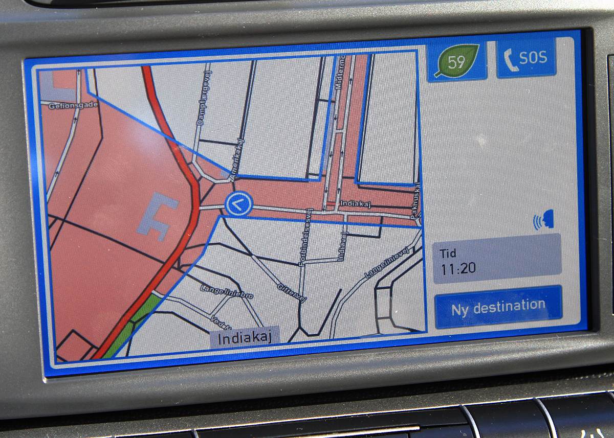 På den indbyggede navigationsskærm kan man se, om man er inden for den zone (rød), hvor bilen må afleveres.
