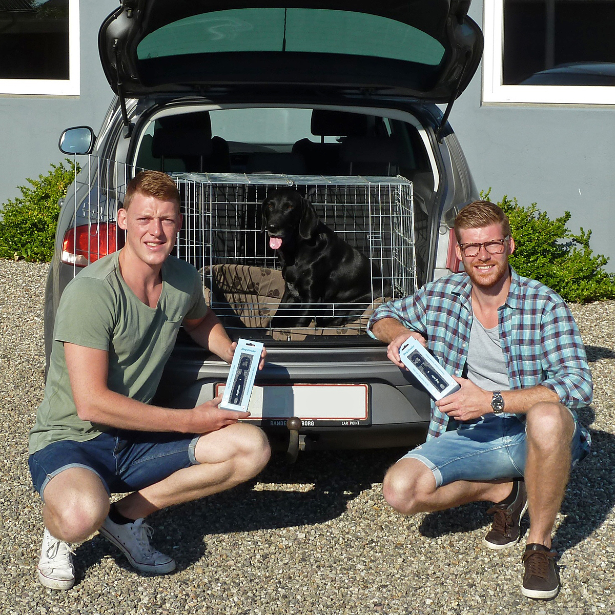 Brødrene Anders og Jesper Pedersen med deres hundevenlige opfindelse.