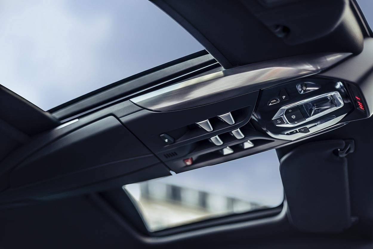 Små vinduer i taget giver både bilens design kant og lækkert lys i kabinen. Man kan lukke for hvert vindue separat via de lækre knapper i loftet.