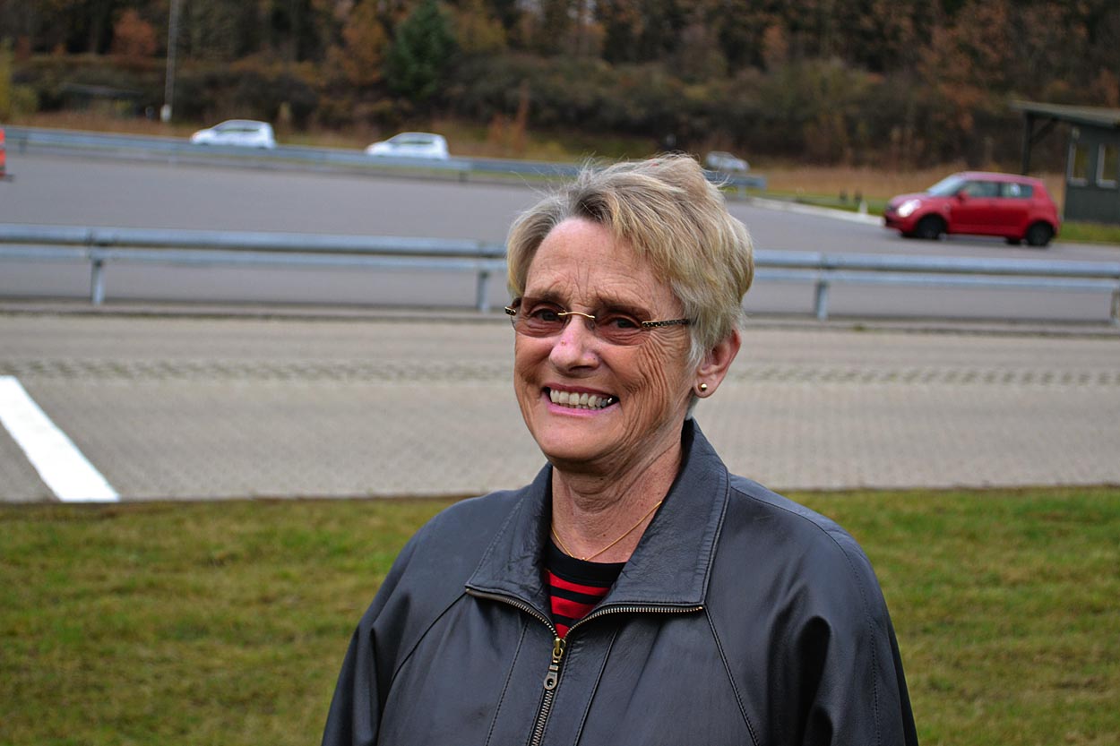 Dorrit Nielsen, 67 år: Jeg er hernede med min mand, og vi har begge talt om, at det kunne være en god idé at få genopfrisket reglerne. Der er kommet andre skilte, større rundkørsler og motorveje med mange spor, siden jeg lærte at køre bil, så det kan være svært at vide, hvad man skal gøre. Jeg kender flere på 70 år, der sagtens kan køre bil, men jeg synes, det er i orden, at man skal have kørekortet fornyet. Men det kræver, at lægen sætter stolen for døren, hvis folk ikke kan fortsætte med at køre bil. Der er helt sikkert nogle, der f.eks. har fået nye hofter eller nyt knæ, som kan have problemer med at reagere hurtigt nok, når de skal bremse. Men måske det vil være bedre med et kørekursus end et lægetjek.