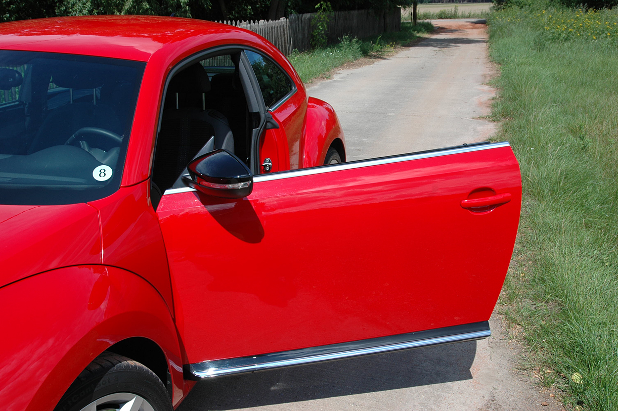 Dørene er rammeløse og gør det dermed let at omdanne bilen til en åben udgave. En cabriolet ventes præsenteret næste år.