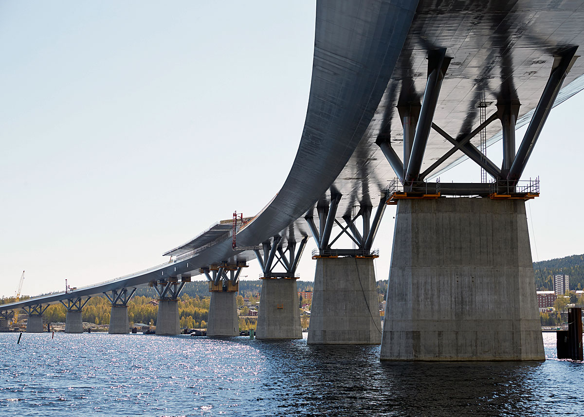 Den 2,1 km lange bro er designet af det dansk-svenske arkitektfirma KRAM-gruppen. Foto: Trafikverket 