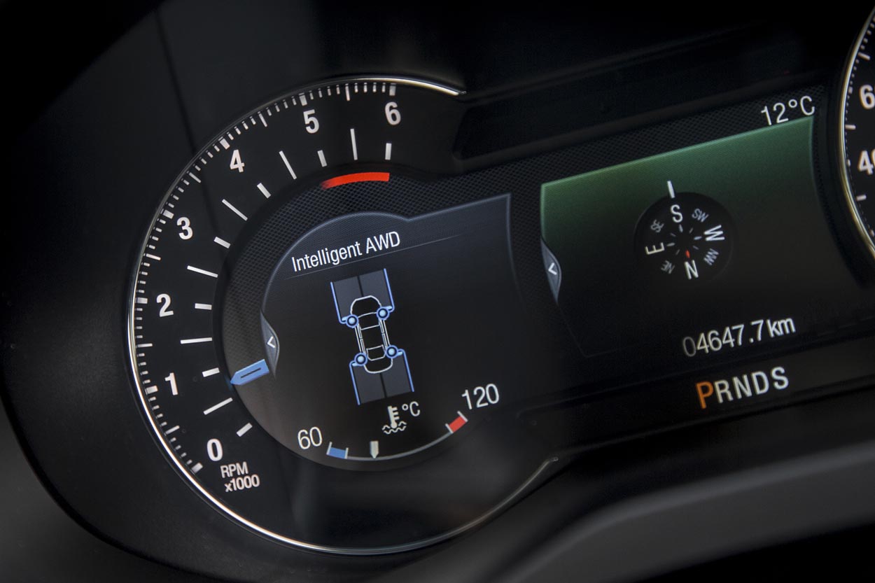 Firehjulstrækket er elektronisk styret. Hvert 16. millisekund reguleres fordelingen af trækkraft på baggrund af informationer fra 40 sensorer på bilen.