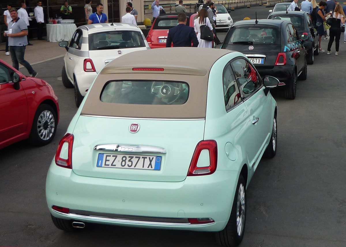2015-udgaven af Fiat 500 er kun ændret meget lidt visuelt. Bagfra er nye lygter en tydelig fornyelse. Foto: Torben Arent