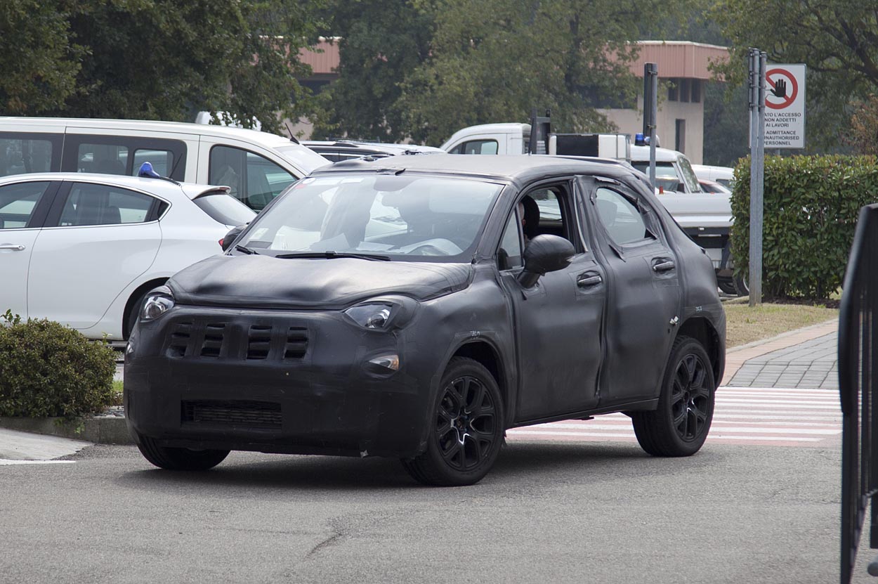 Fiats søstermodel 500X præsenteres på Paris-biludstillingen i oktober, men en kamufleret prototype kom lidt for tæt på, da Motor testede Jeep Renegade i Italien. Foto: Peter Clausen, FDM