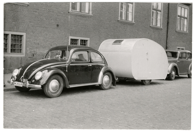 Efter Anden Verdenskrig blev bilen for alvor hvermandseje. Her er en folkevogn med tilhørende campingvogn klar til at drage på bilferie.