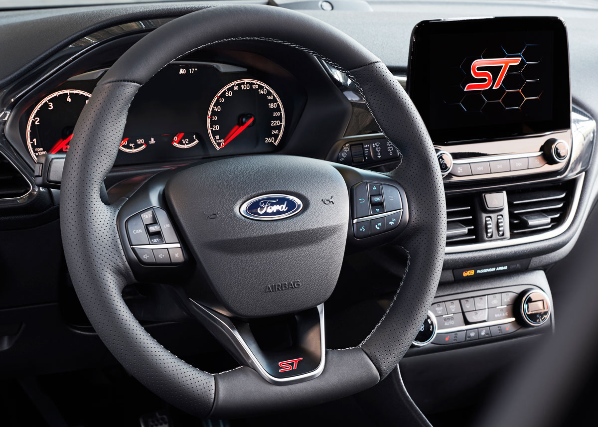 Fiesta ST får det nye Sync 3-infotainmentsystem, der også kan bestilles til de øvrige Fiesta'er. Sync 3 giver store muligheder for at kommunikere med bilen. Føreren kan styre lyd, navigation og smartphone ved hjælp af hverdagssprog som 'find den nærmeste tankstation' eller 'jeg vil have kaffe'.