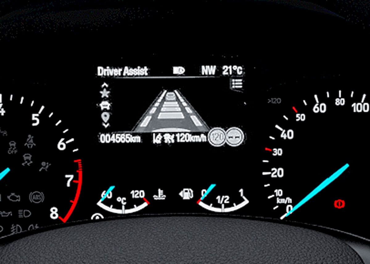 Nødbremsesystemet i Ford Fiesta er koblet sammen med adaptiv fartpilot, der selv holder afstand, også i ikke-kritiske situationer. Foto: Ford