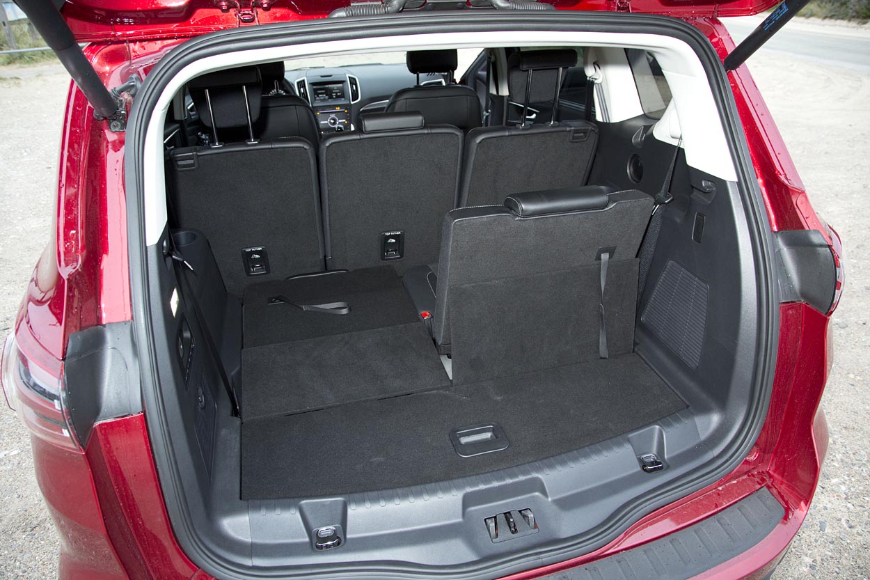 Ford S-Max fås med en tredje sædderække for 26.500 kr. ekstra. Sæderne er lette at folde op og ned, når bagagerummet skal udvides.