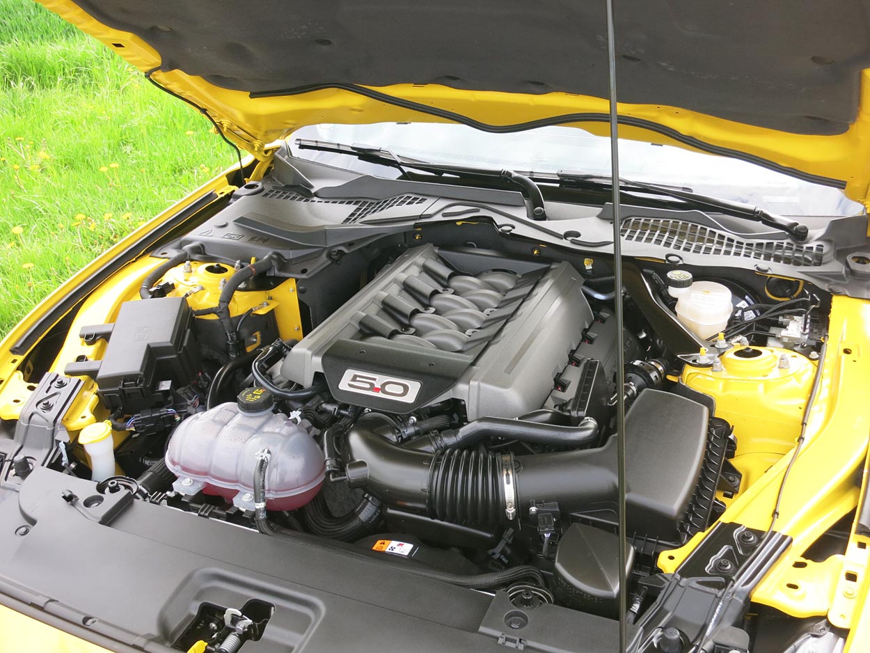 Under motorhjelmen kan der enten være en firecylindret 2.3-liters turbomotor eller som her en stor V8er på hele 5.0 liter.
