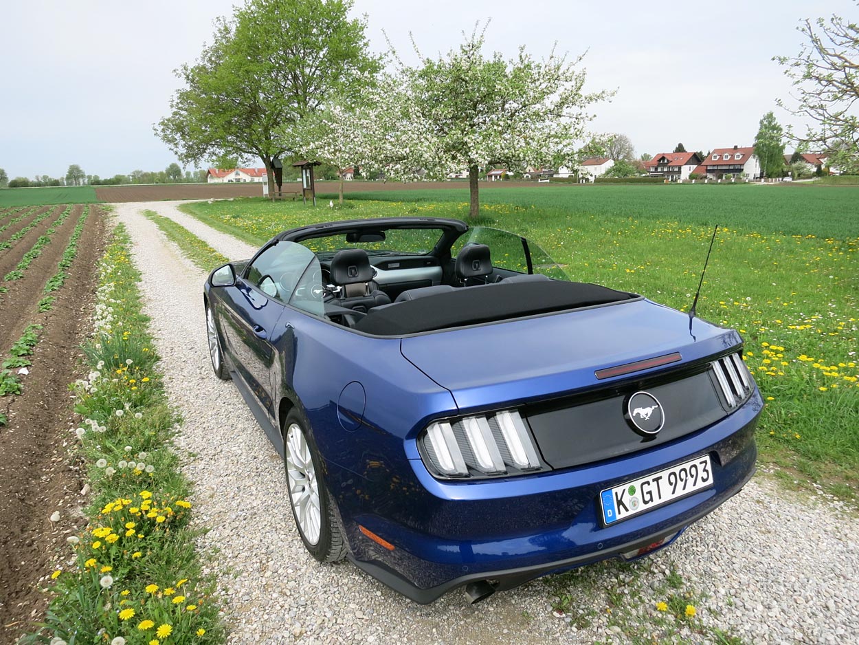Mustang kommer i to udgaver: En lukket Fastback og en åben Convertible. Linjerne sender mange hilsner til tidligere udgaver af Mustang.