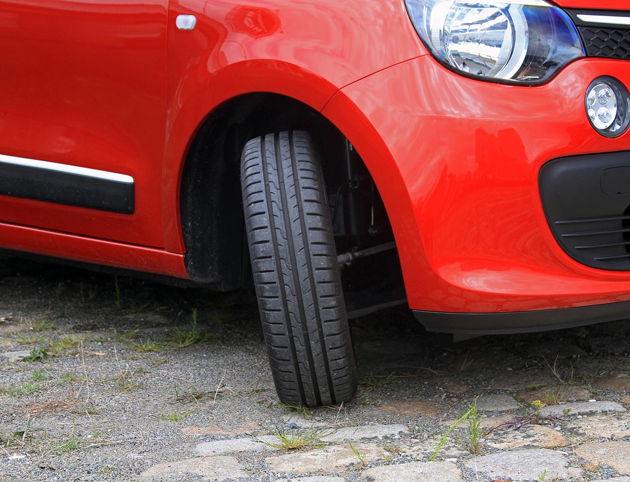 Forhjulene kan drejes 45 grader, så Renault Twingo har en ualmindelig lille vendediameter  8,60 m mellem kantsten.