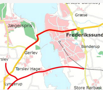 Den nye motortrafikvej skal gå på en højbro ca. 25 meter over vandet syd for Frederikssund. Illustration: Vejdirektoratet