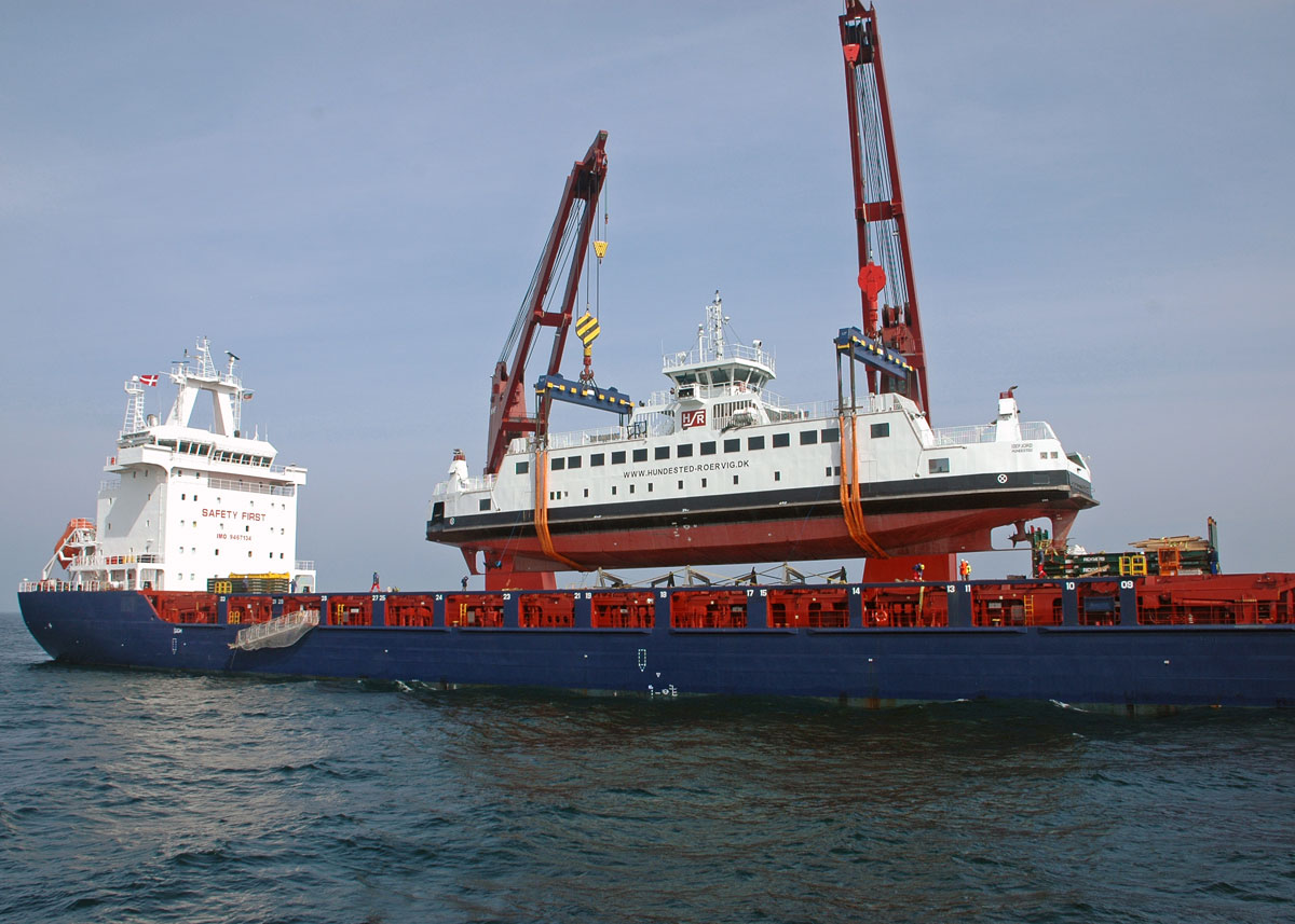 "Isefjord" er bygget på Western Marine Shipyard i Chittagong, Bangladesh, og er for lille til at sejle den lange vej. Derfor ankom den til danske farvande sidst i april ombord på såkaldt heavylifter, der satte den i vandet tæt på Hundested. 