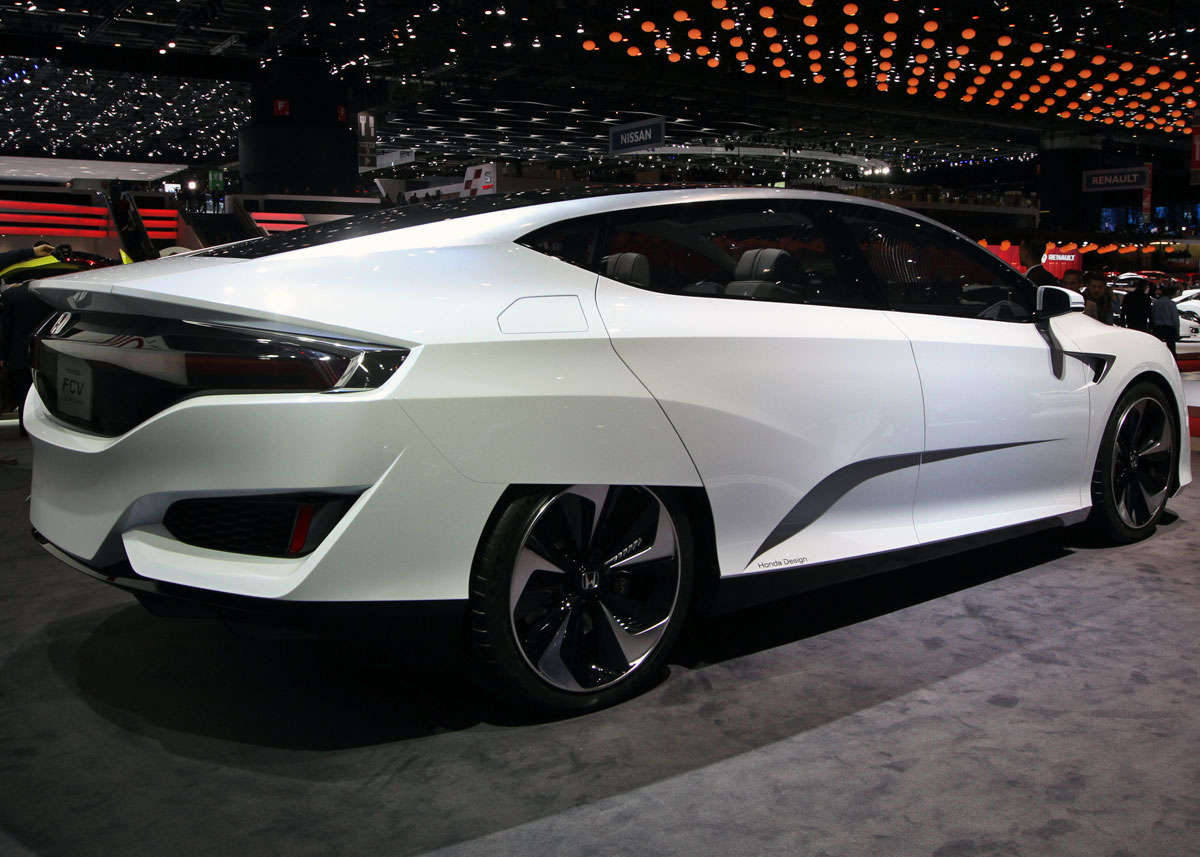 Under det anonyme navn FCV (Fuel Cell Vehicle) har Honda vist en konceptudgave af sin kommende brintbil, der går i produktion næste år. Foto: Torben Arent